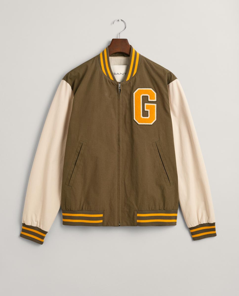 Imagen 0 de Chaqueta varsity de hombre, ligera y repelente al agua, con cuello tipo bomber, cierre frontal y bolsillos laterales e interiores.