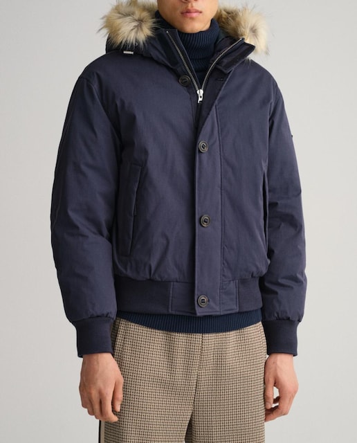 Imagen 0 de Parka de hombre, cálida y resistente, diseñada para bajas temperaturas.