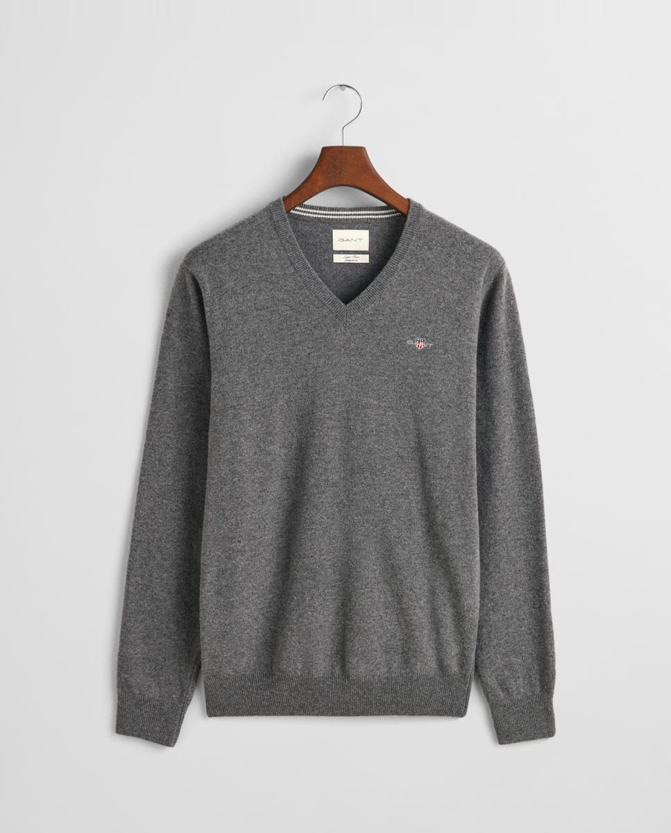 Imagen 0 de Jersey de hombre de lana merino 100%, con corte regular, cuello de pico y logo pequeño bordado en el pecho.