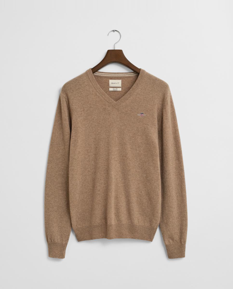 Imagen 0 de Jersey de hombre de lana merino 100%, con corte regular, cuello de pico y logo pequeño bordado en el pecho.