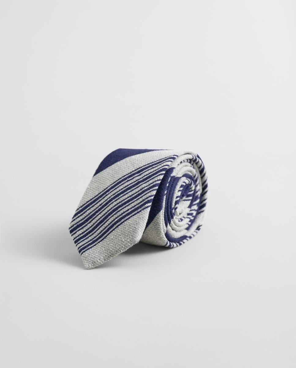 Imagen 0 de Corbata de hombre de seda, con diseño a rayas y estilo elegante y sofisticado.