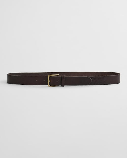 Imagen 0 de Cinturón de hombre en piel de primera calidad, con bordes sin rematar que aportan un efecto desgastado, hebilla metálica y pasador de piel.