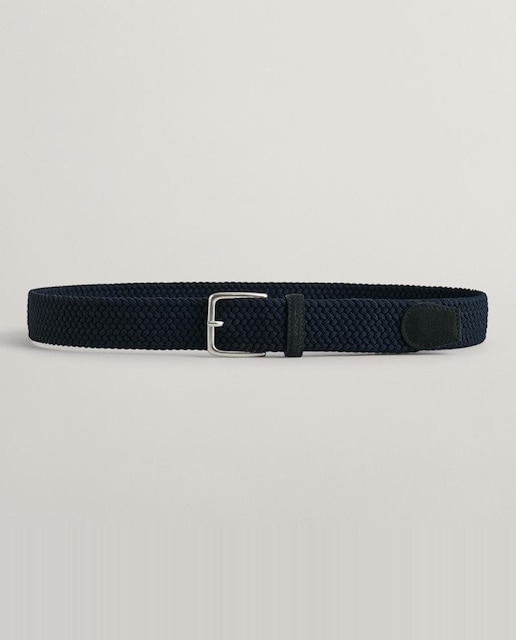 Imagen 0 de Cinturón minimalista de hombre con diseño trenzado elástico, detalles de piel, hebilla plateada y pasador con logo GANT grabado.