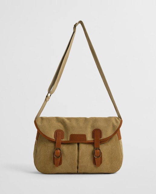 Imagen 0 de Bolso de hombre tipo fisherman de lona de algodón lavada con solapa plegable, cierre magnético, correa ajustable y detalles de piel.