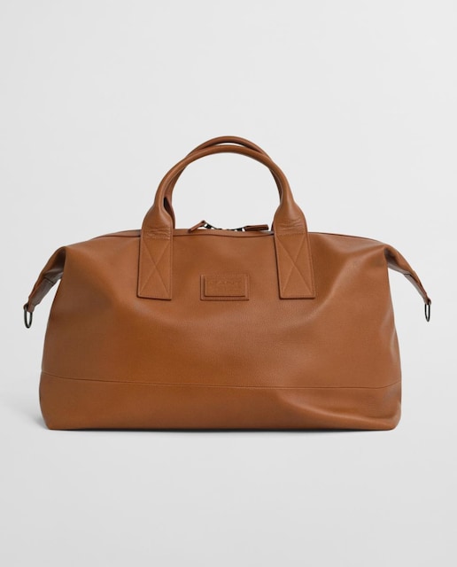 Imagen 0 de Bolsa de viaje de hombre en piel vacuna con asas superiores, bolsillo interior con cremallera y correa ajustable y desmontable con detalle en banda.