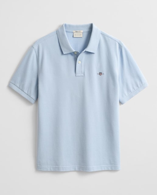 Imagen 0 de Polo de hombre en piqué de algodón con corte regular y bordado pequeño en el pecho.