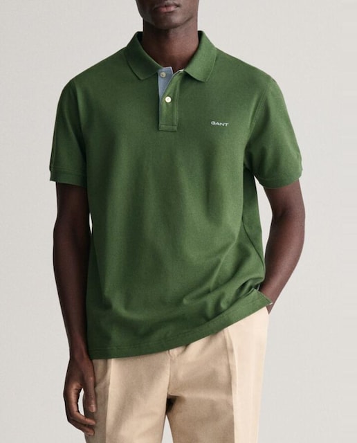 Imagen 0 de Polo de hombre en piqué de algodón con corte regular y bordado pequeño en el pecho.