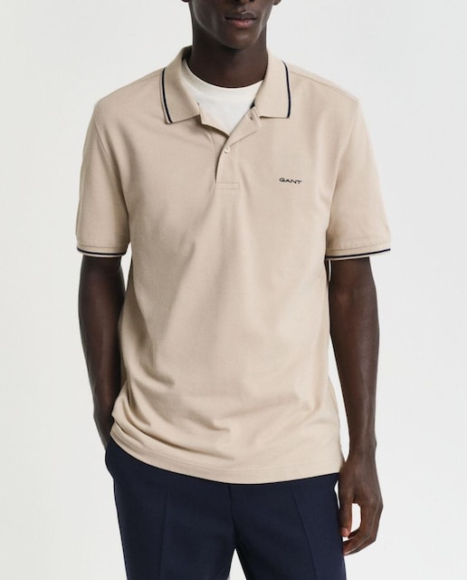 Imagen 0 de Polo de hombre en piqué de algodón con corte regular y logotipo bordado en el pecho.