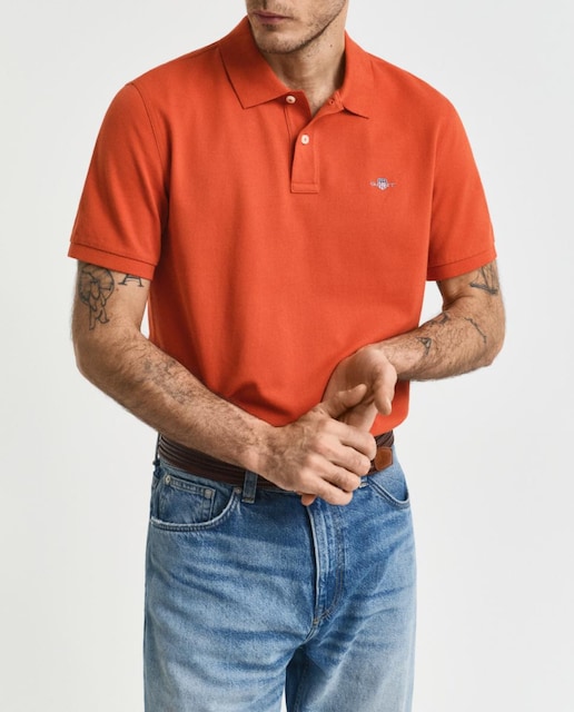 Imagen 0 de Polo de hombre en piqué de algodón con corte regular y logo bordado en el pecho.