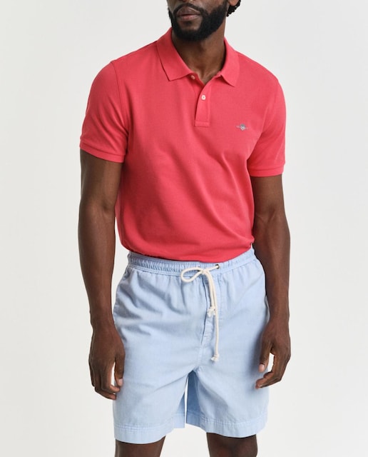 Imagen 0 de Polo de hombre en piqué de algodón con corte regular y logo bordado en el pecho.