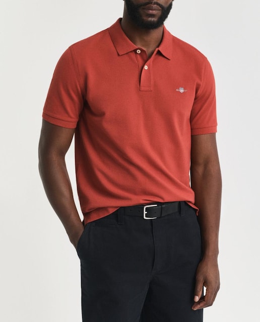 Imagen 0 de Polo de hombre en piqué de algodón con corte regular y logo bordado en el pecho.