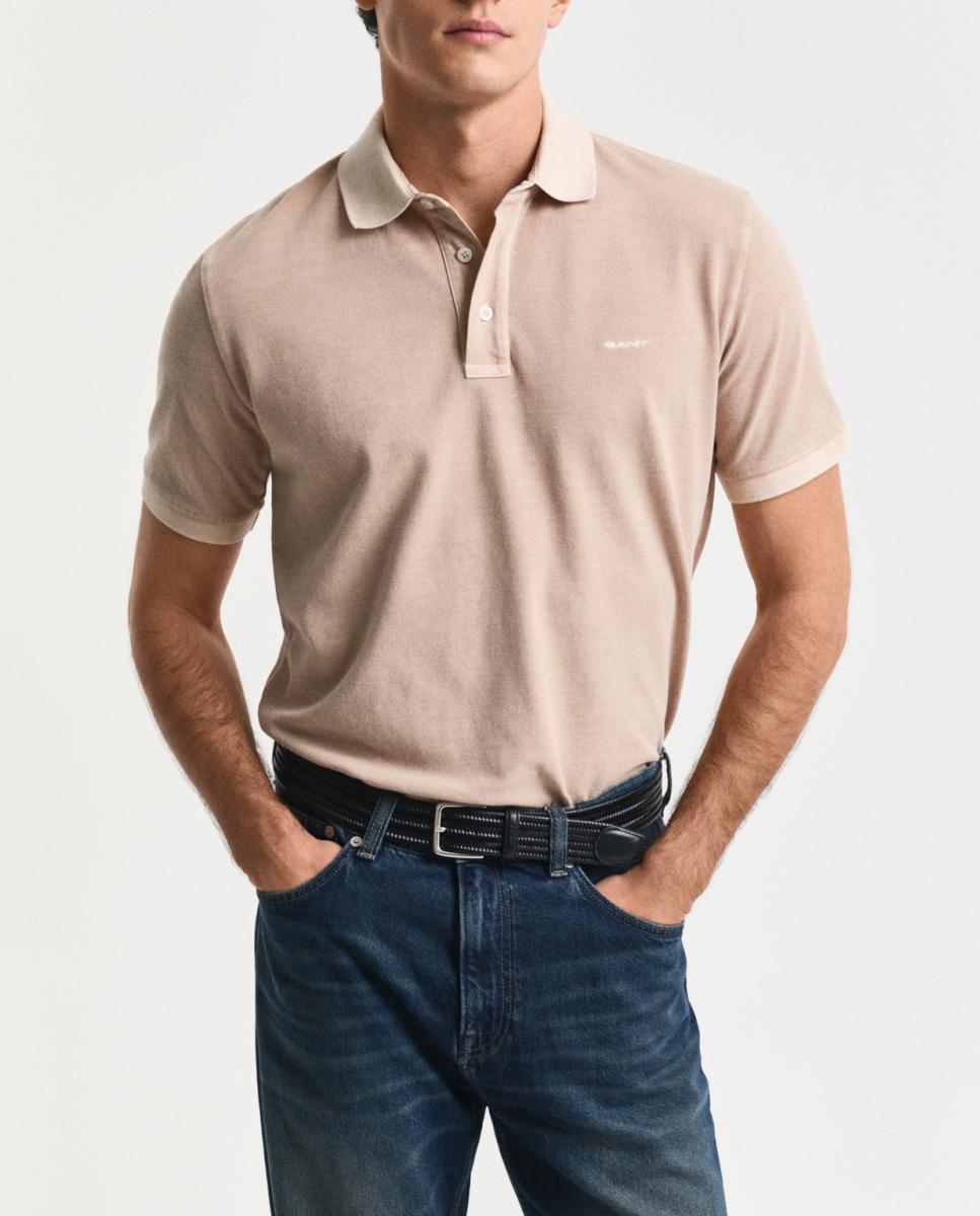 Imagen 0 de Polo de hombre en piqué de algodón con corte regular y logo bordado en el pecho.