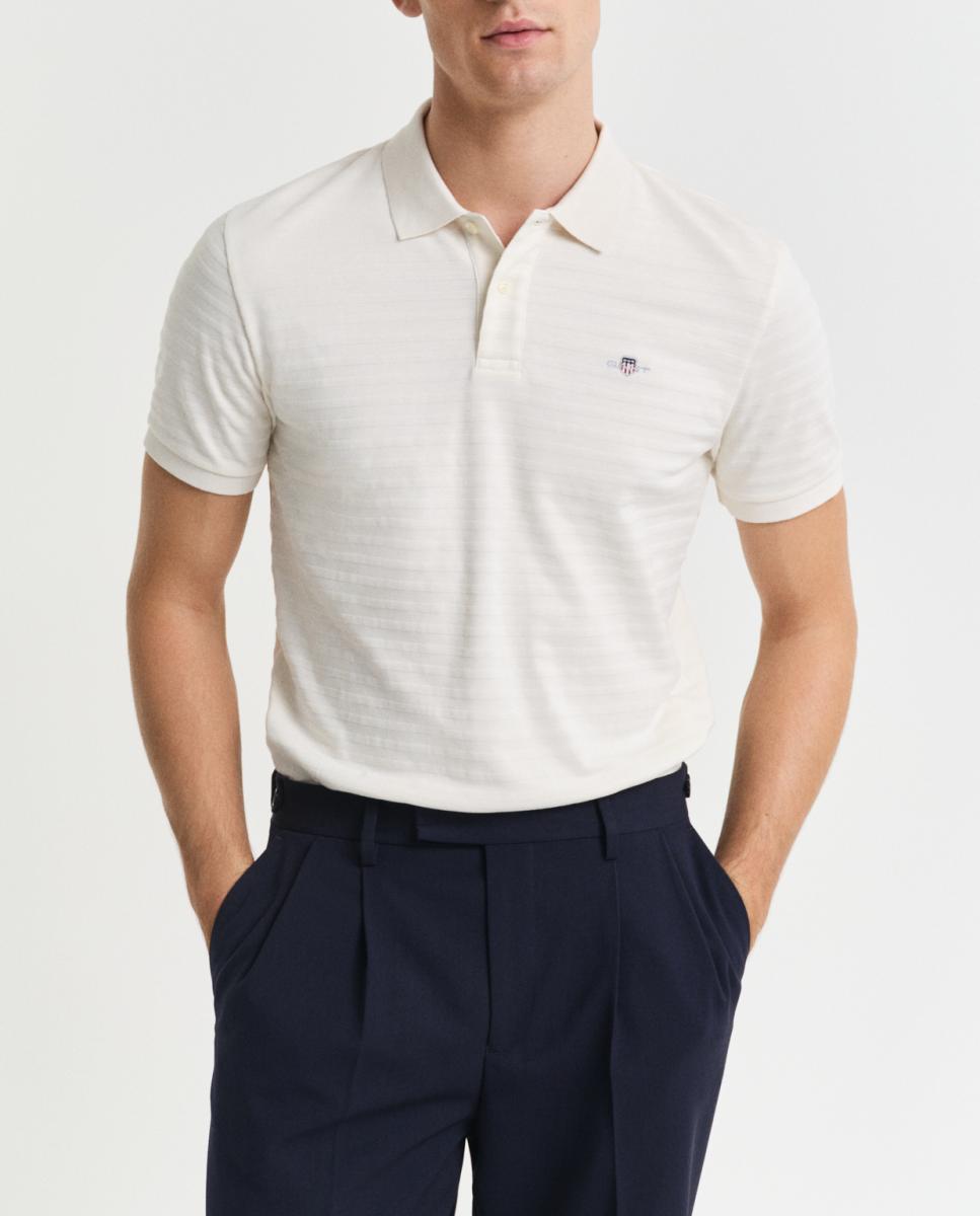 Imagen 0 de Polo de hombre en piqué de algodón con corte regular, diseño a rayas y logo bordado en el pecho.