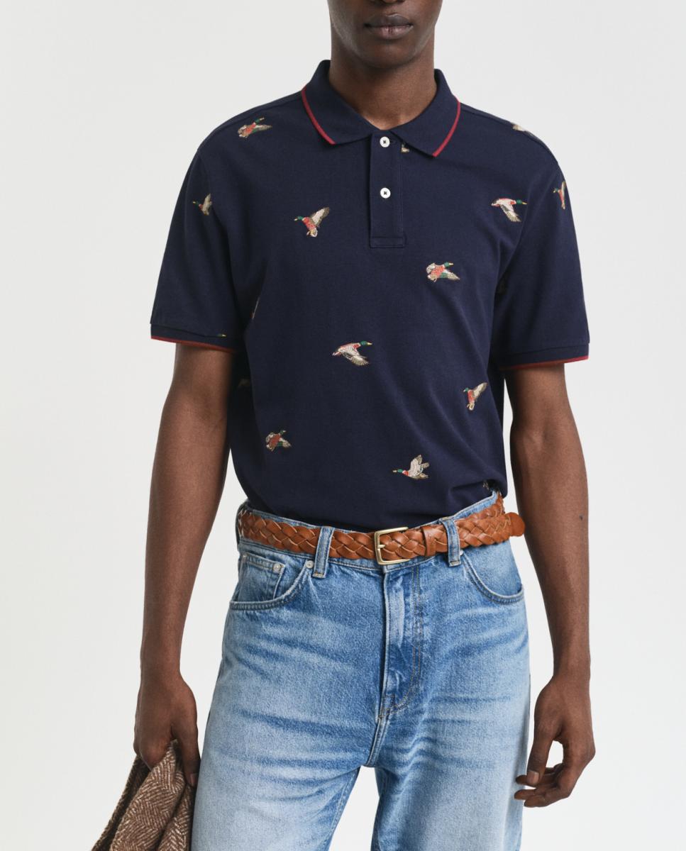 Imagen 0 de Polo de hombre en algodón con corte regular y estampado bordado por toda la prenda.