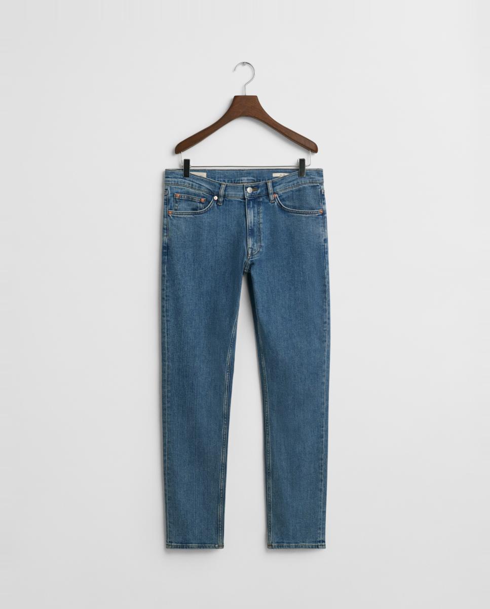Imagen 0 de Vaqueros de hombre en denim índigo con corte slim y pierna ligeramente tapered.