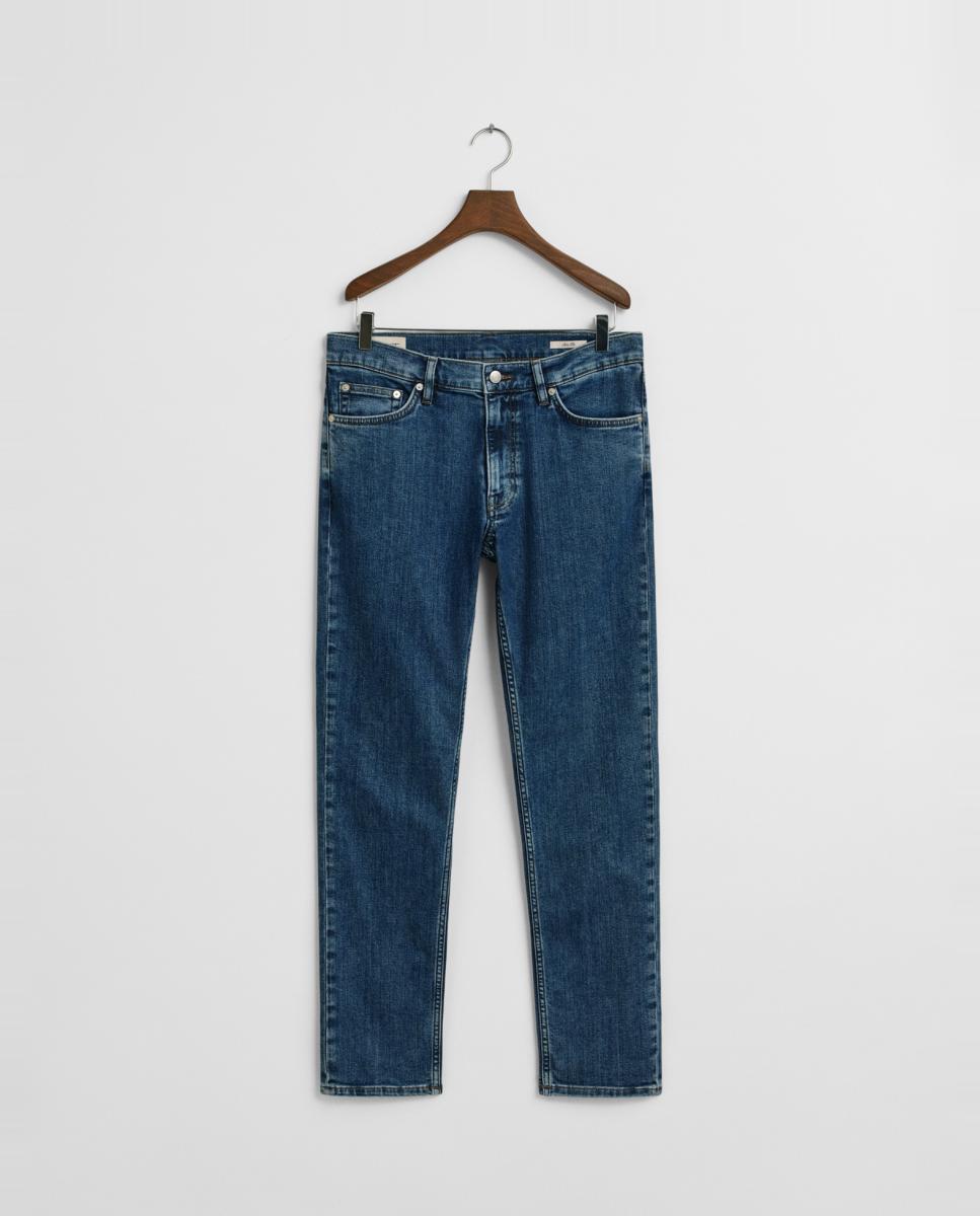 Imagen 0 de Vaqueros de hombre en denim con corte slim y lavado limpio para un estilo moderno y versátil.