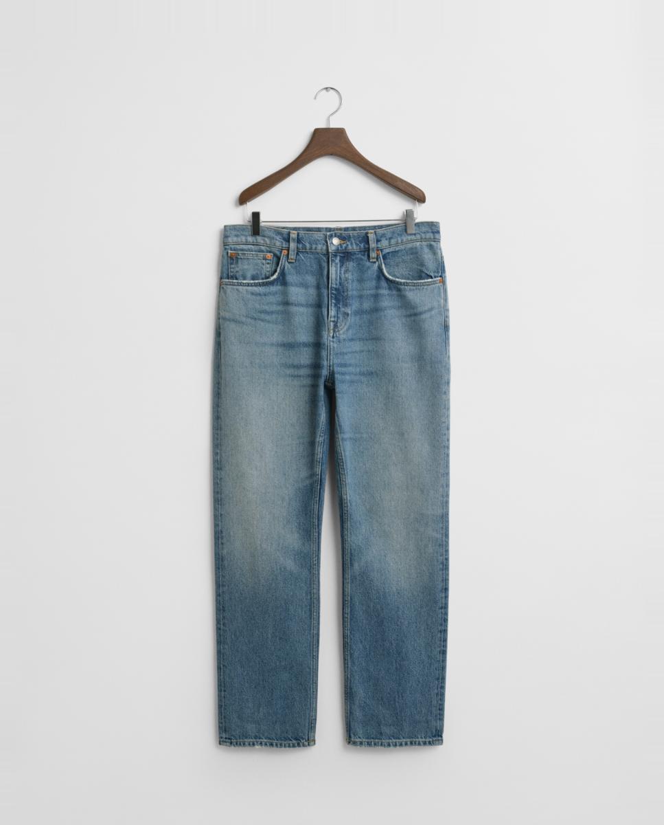 Imagen 0 de Vaqueros de hombre en denim con corte recto, talle medio y ligero ajuste tapered con acabado vintage.