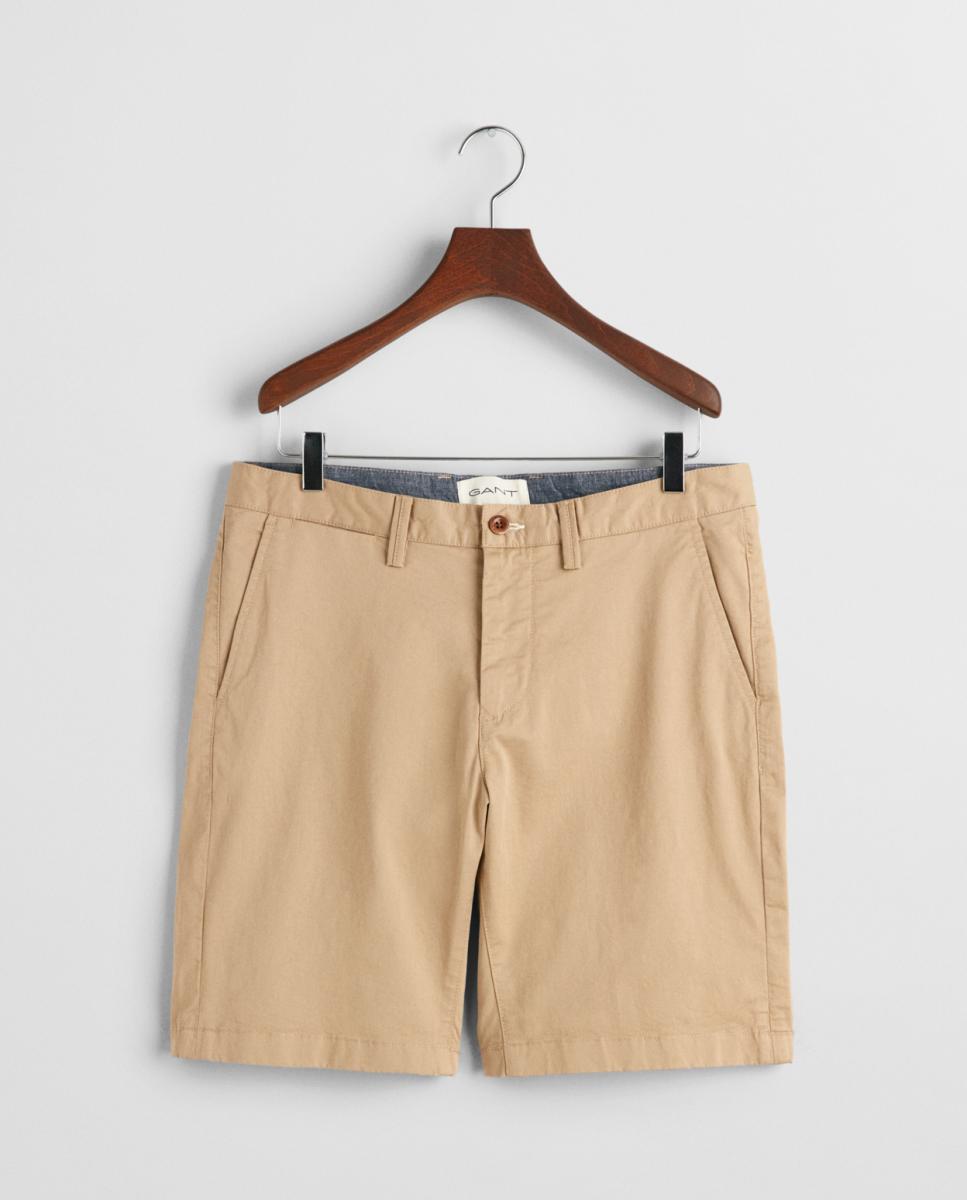 Imagen 0 de Pantalones cortos de hombre en algodón orgánico elástico con corte slim y tejido de sarga resistente.