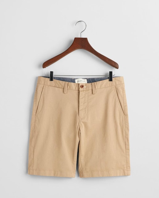 Imagen 0 de Pantalones cortos de hombre en algodón orgánico elástico con corte slim y tejido de sarga resistente.