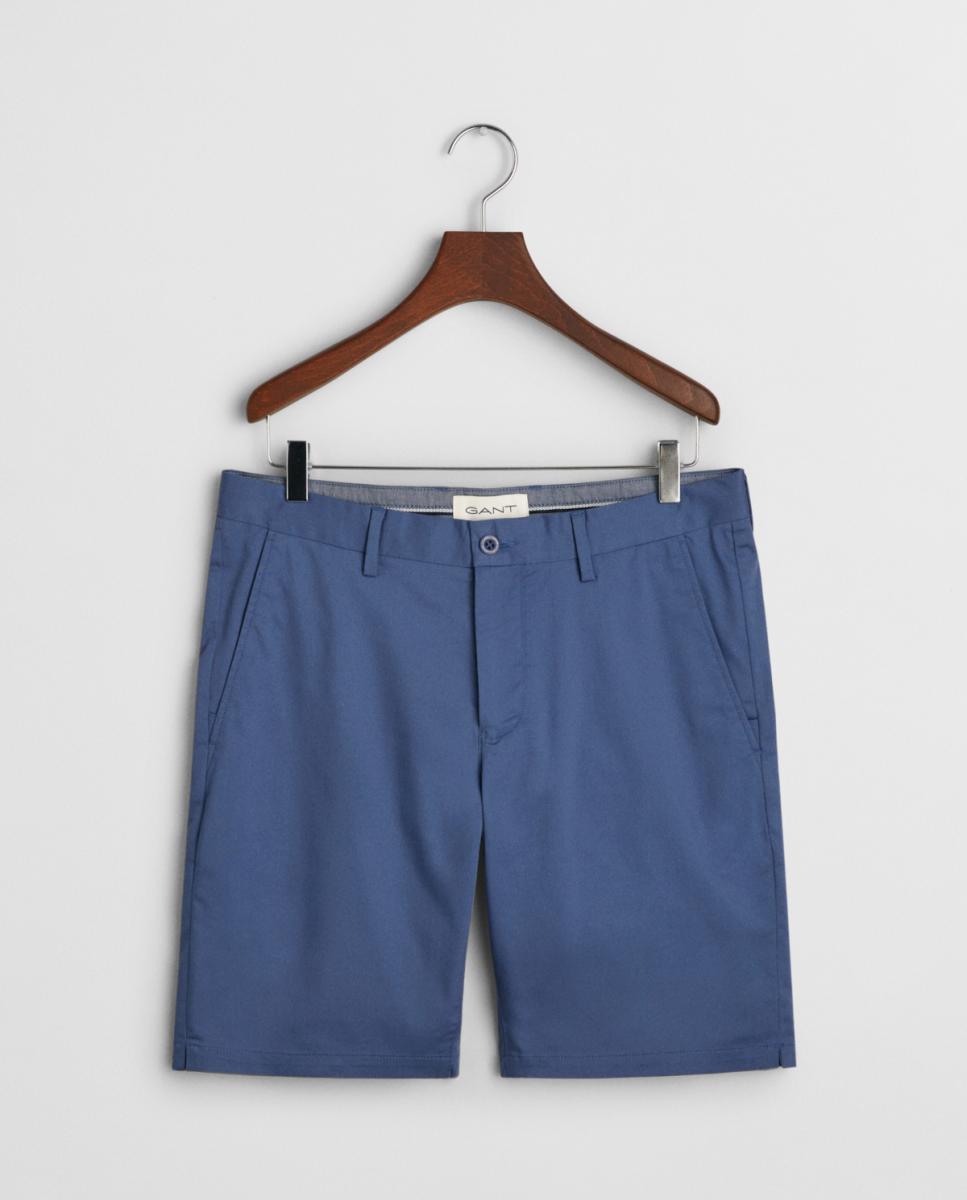 Imagen 0 de Pantalones cortos deportivos de hombre en mezcla de algodón y poliéster con corte slim y tiro medio.