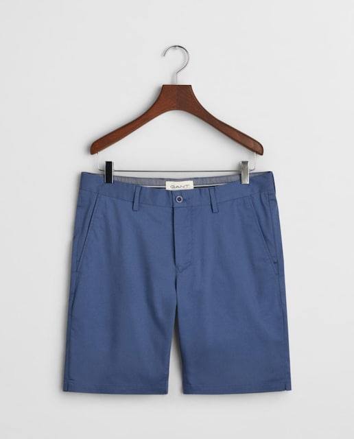 Imagen 0 de Pantalones cortos deportivos de hombre en mezcla de algodón y poliéster con corte slim y tiro medio.