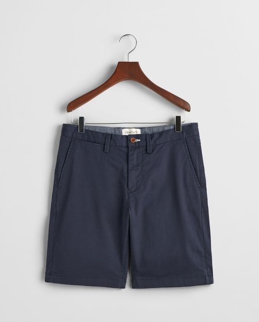 Imagen 0 de Pantalones cortos de hombre en algodón orgánico elástico con corte slim y tejido de sarga resistente.