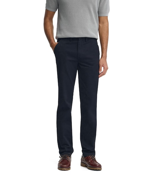 Imagen 0 de Pantalón chino de hombre de corte slim, confeccionado en algodón con un pequeño porcentaje de elastano que aporta mayor confort