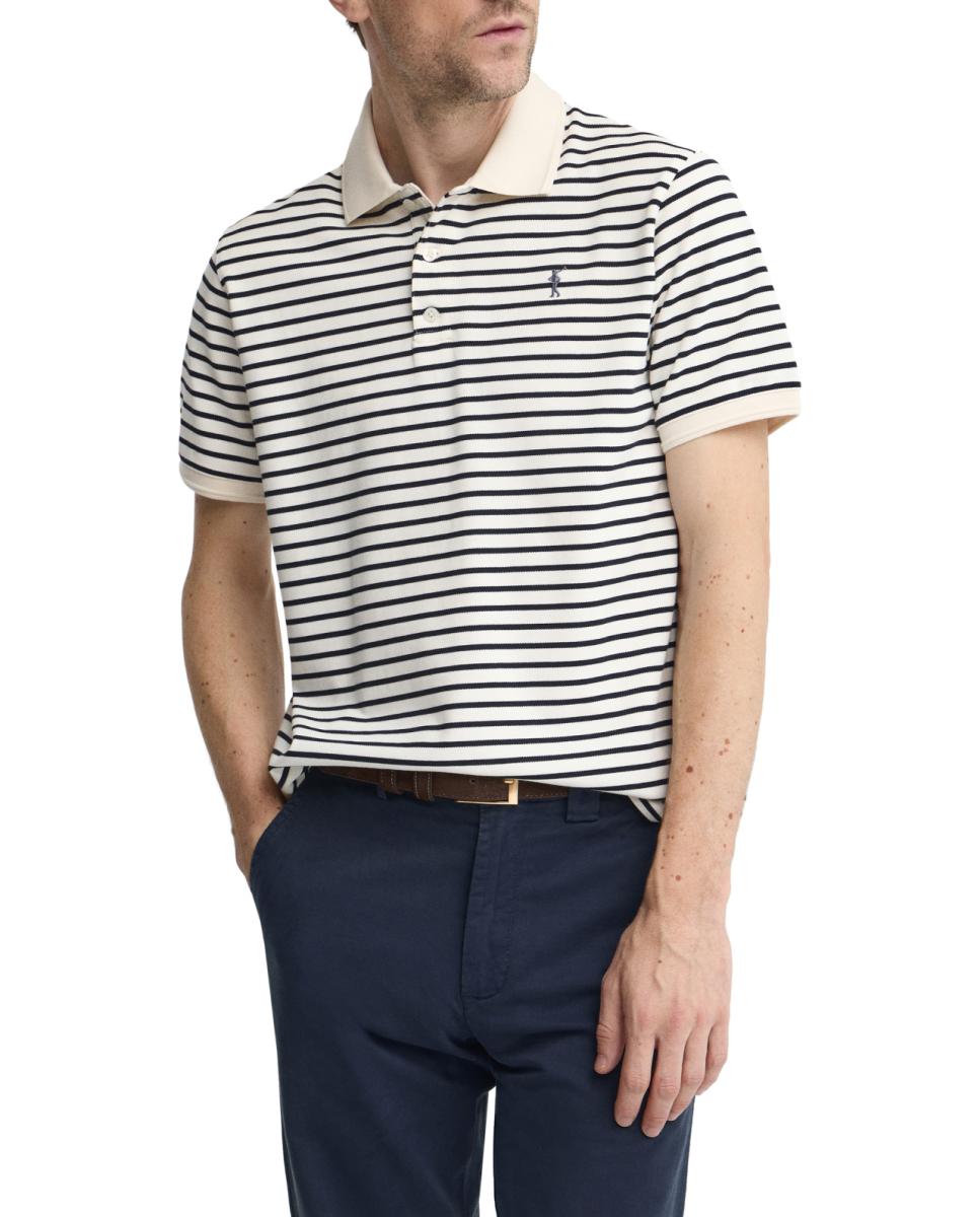 Imagen 0 de Polo de hombre de manga corta con corte regular que resalta por su diseño a rayas