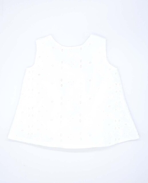 Imagen 0 de Blusa de batista bordada , con lazo para atar en la espalda.