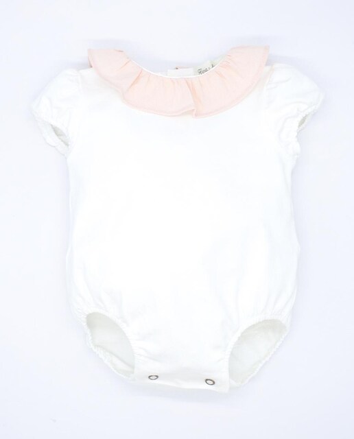 Imagen 0 de Camiseta body crudo con volante en el cuello .