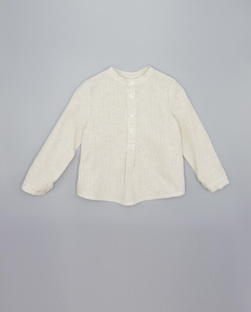 Imagen 0 de Camisa de rayas de lino natural. Cuello mao y tapeta con botones.