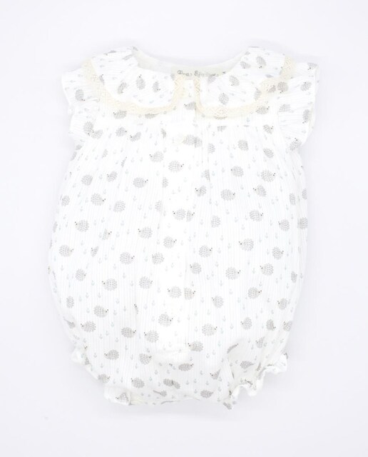 Imagen 0 de Pelele estampado de erizos, con volante en el cuello y en la sisa.