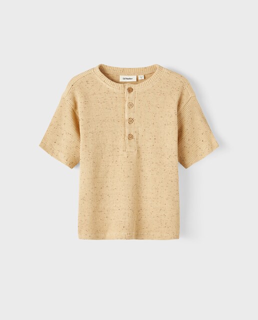 Imagen 0 de Camiseta de niño de manga corta con detalle botones de madera