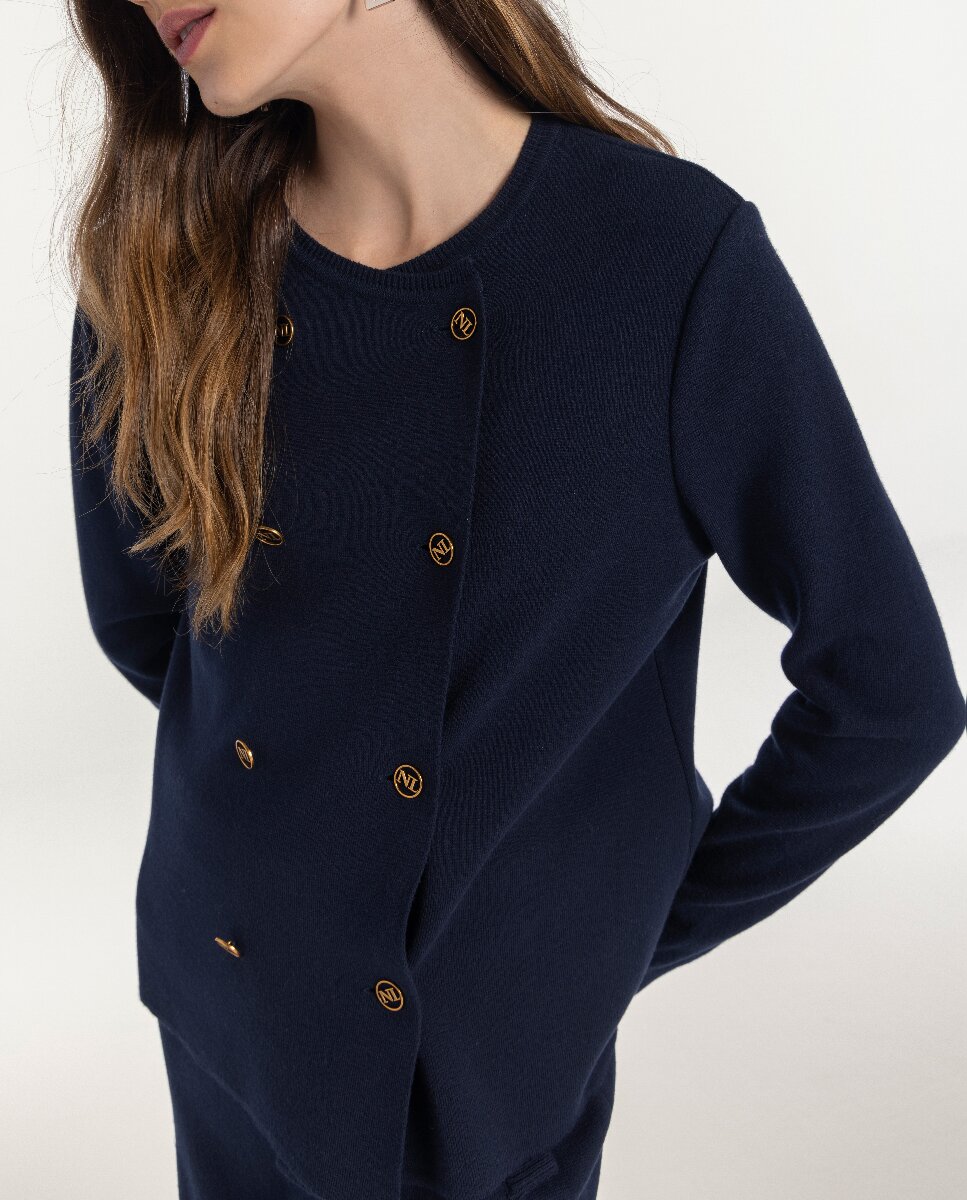 Imagen 0 de Chaqueta lisa de punto, manga larga, cuello redondo y doble botonadura.