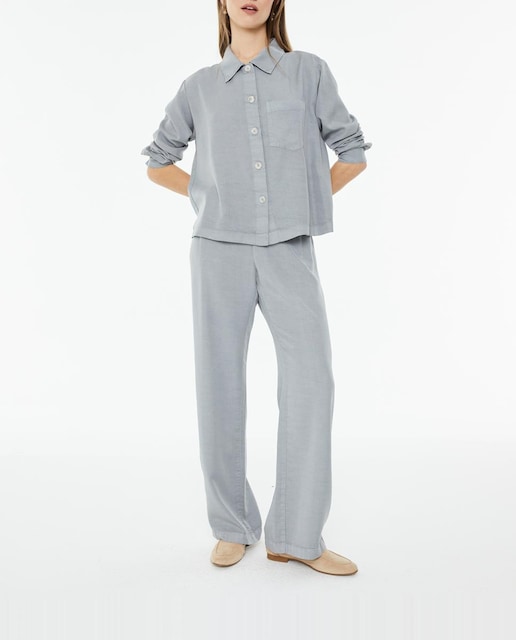 Imagen 0 de Chaqueta de mujer fluida con cuello camisero y bolsillo delantero