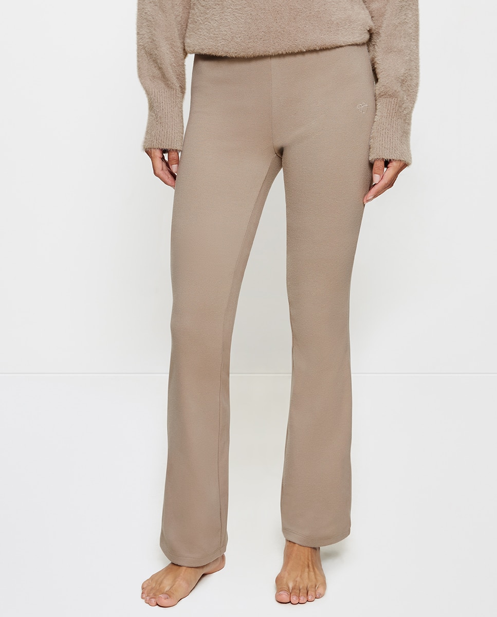 Imagen 0 de Pantalón de corte ajustado y forma acampanada con tejido cálido infusionado con R Vital Multivitamin.