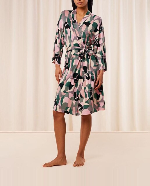 Imagen 0 de Bata sensual con hombros caídos confeccionada en TENCEL™ Modal.