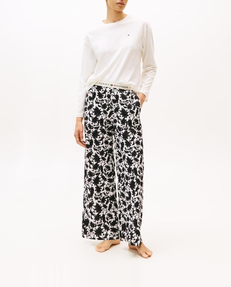Imagen 0 de Conjunto de pijama de manga larga con pantalón estampado y cinturilla con logo.