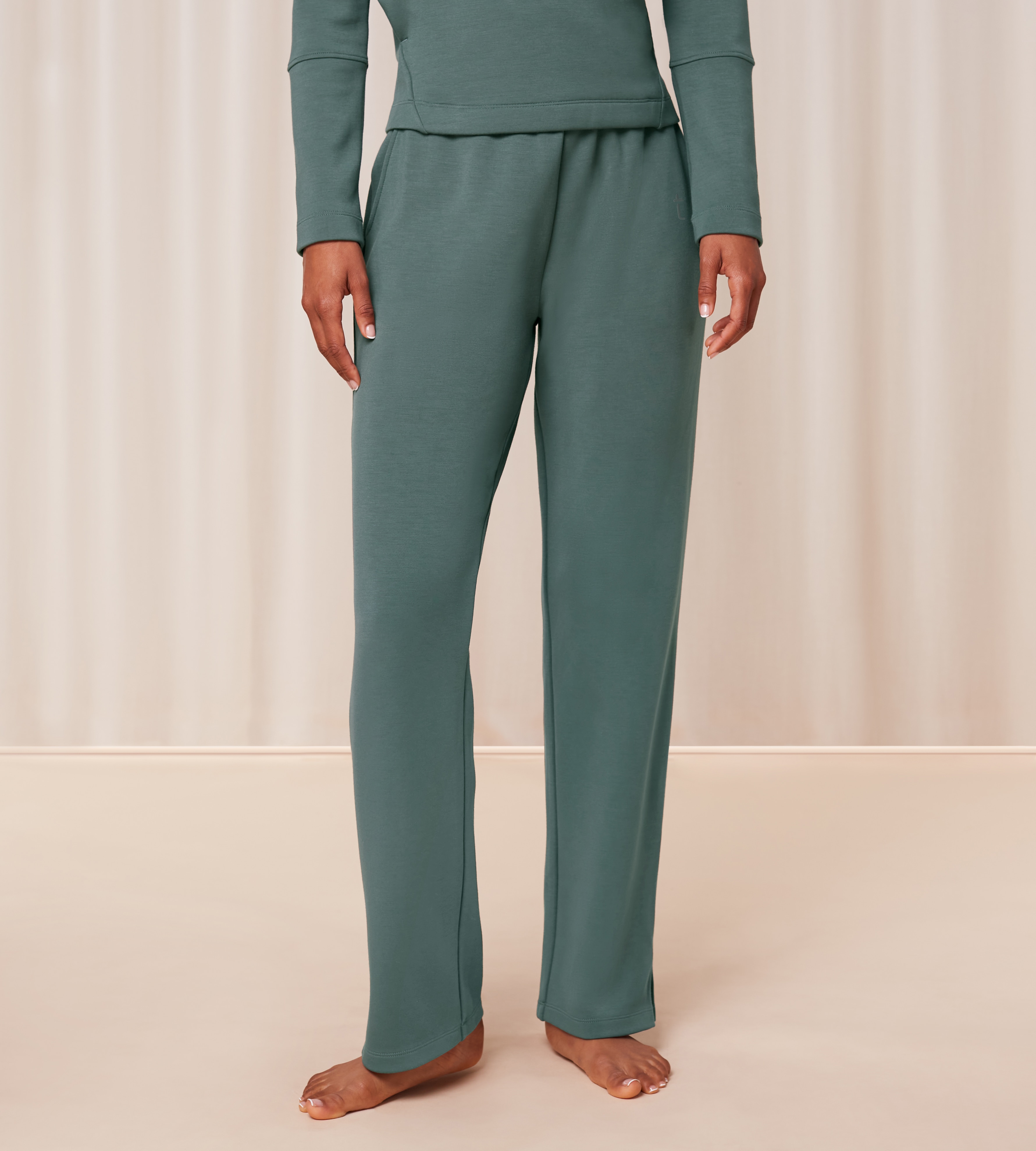 Imagen 0 de Pantalones estilo deportivo, cómodos y suaves de corte informal con tejido reciclable antimicrobiano