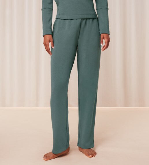 Imagen 0 de Pantalones estilo deportivo, cómodos y suaves de corte informal con tejido reciclable antimicrobiano