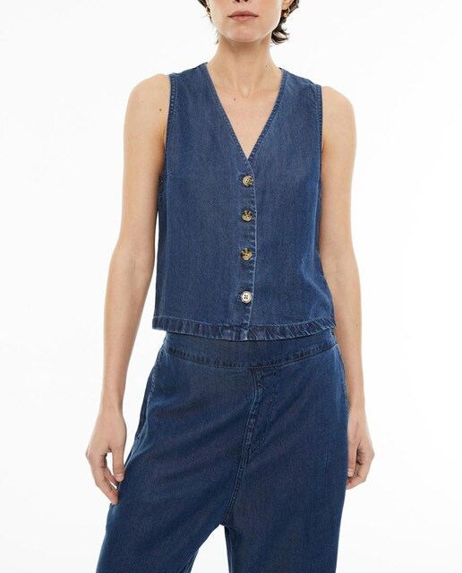 Imagen 0 de Chaleco de mujer fluido efecto denim con escote pico y cierre frontal con botones. Prenda sostenible.