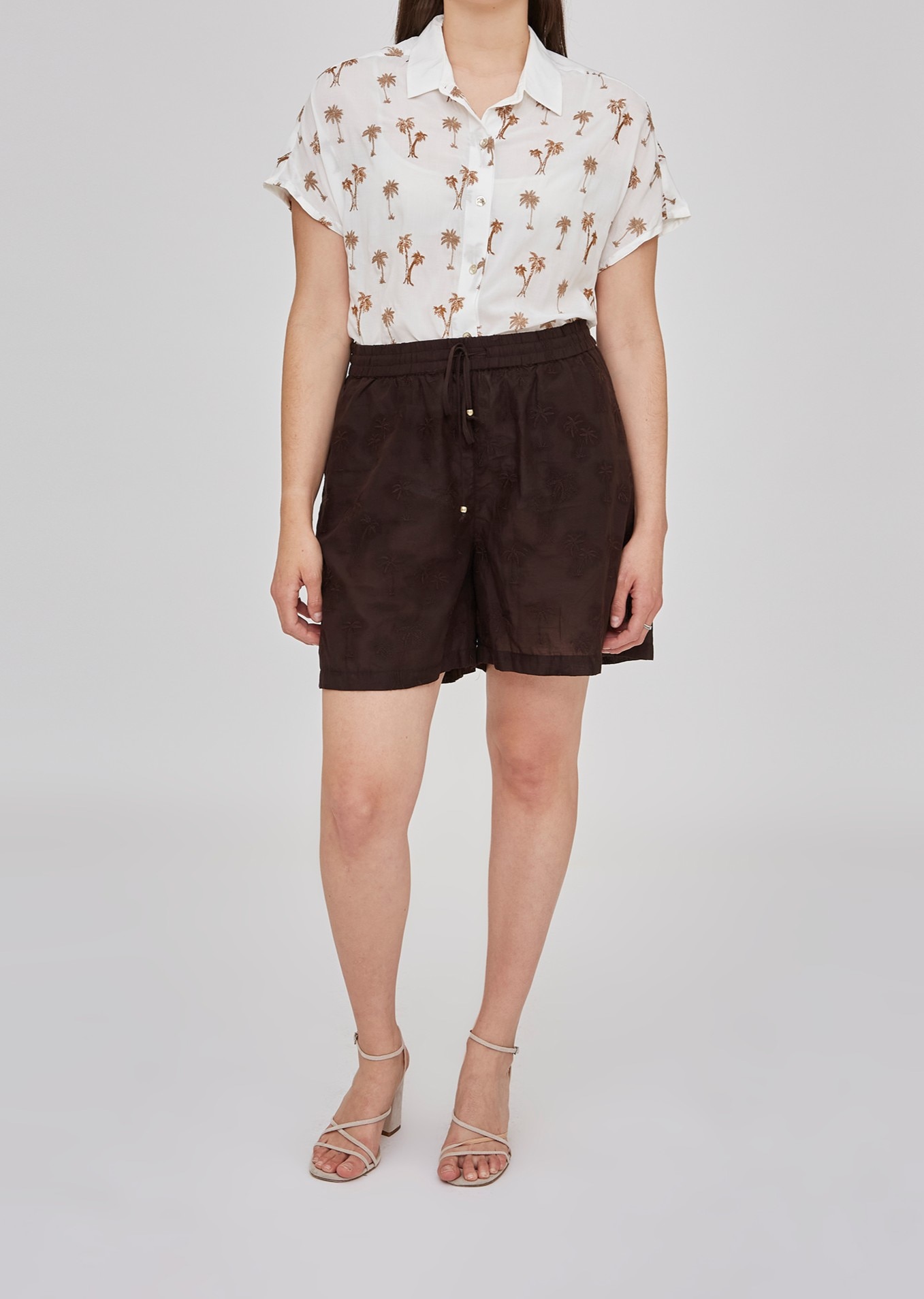 Imagen 0 de Pantalón de mujer corto con bordados