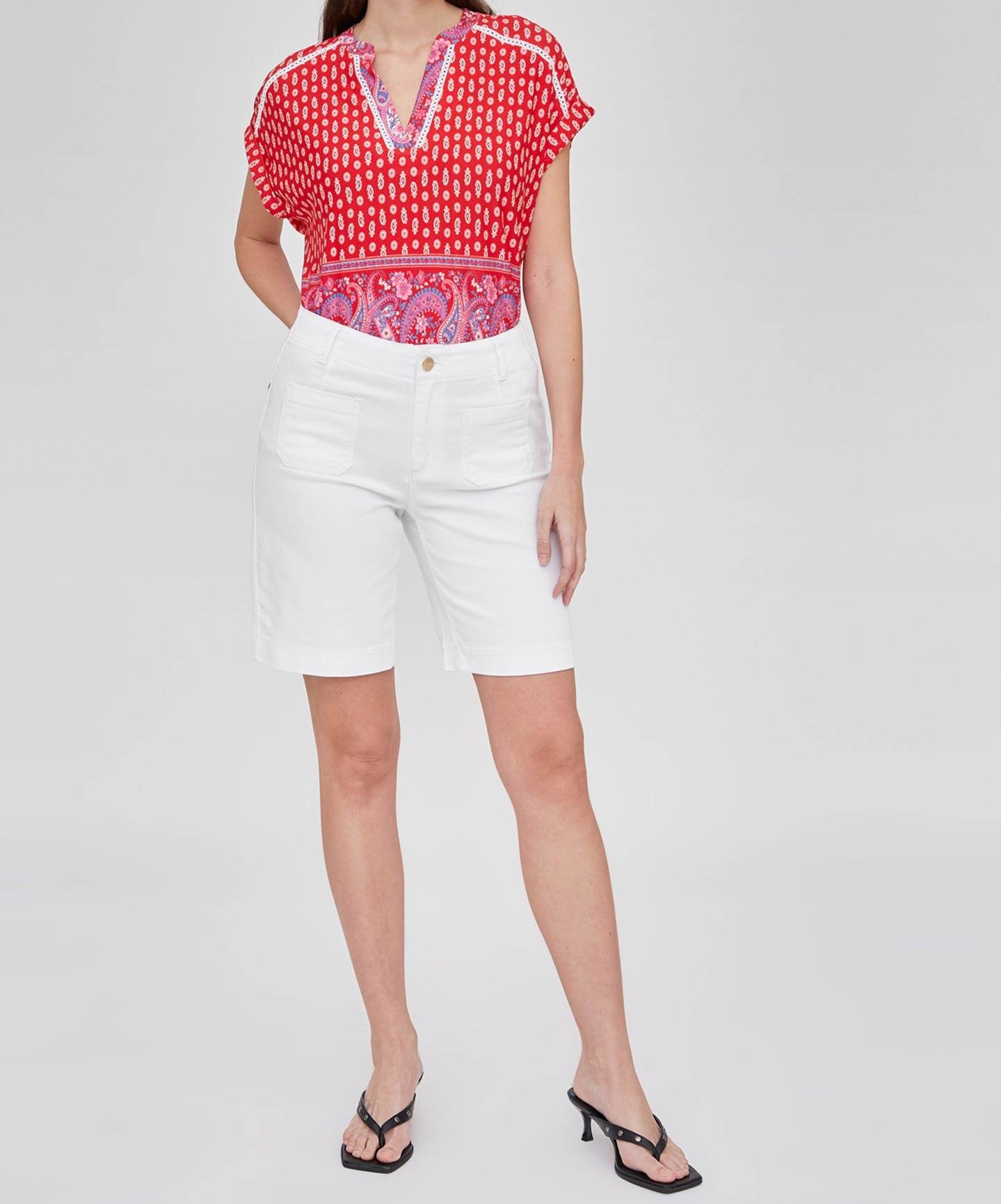 Imagen 0 de Pantalón de mujer corto con bolsillos de plastron en delatero