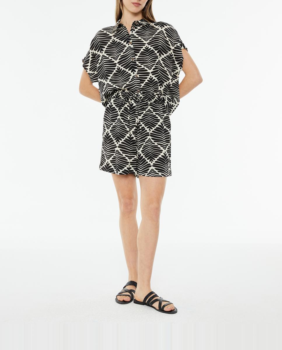 Imagen 0 de Short de mujer estampado geométrico bicolor con bolsillos laterales