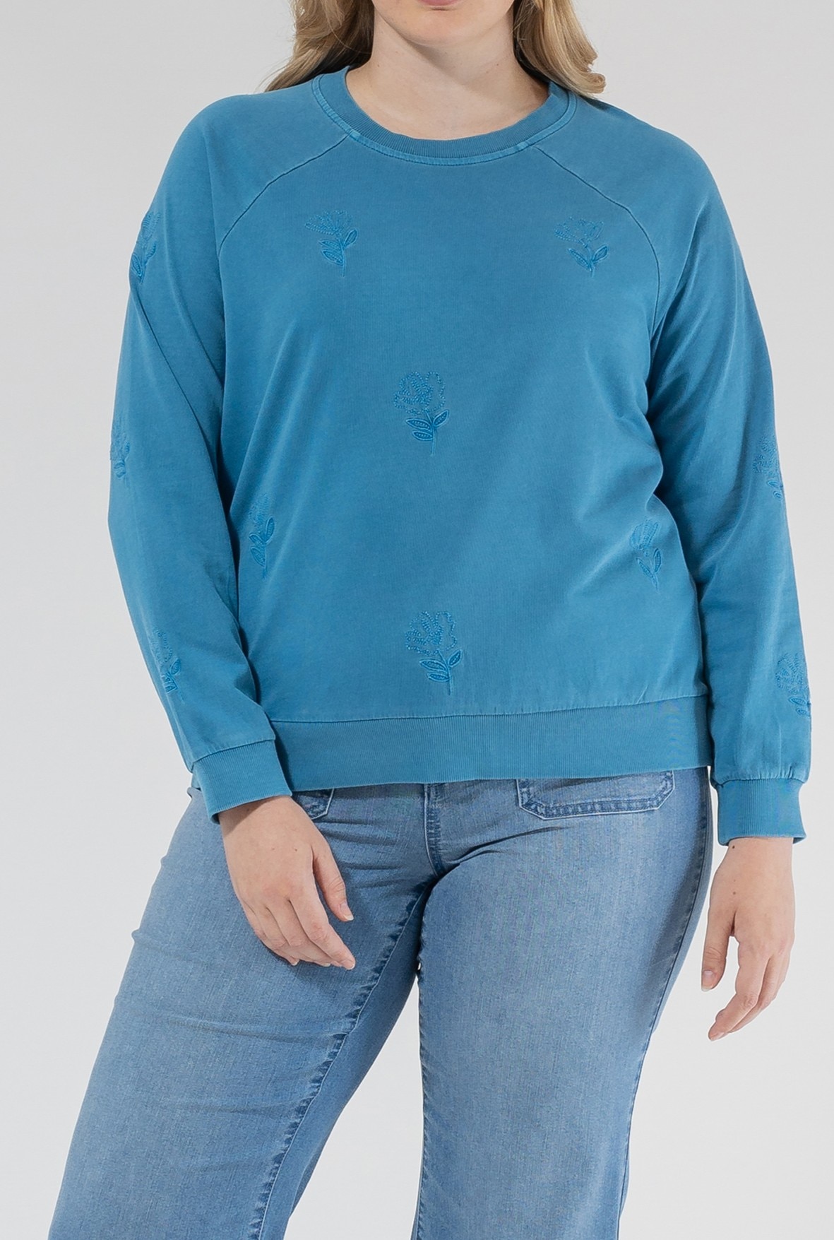 Imagen 0 de Sudadera de mujer tinte en prenda con bordados.