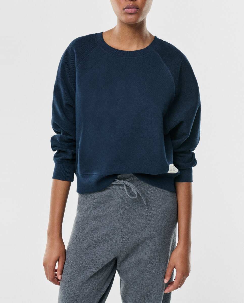 Imagen 0 de Sudadera con fit regular, cuello redondo y etiqueta de la marca en la parte frontal.