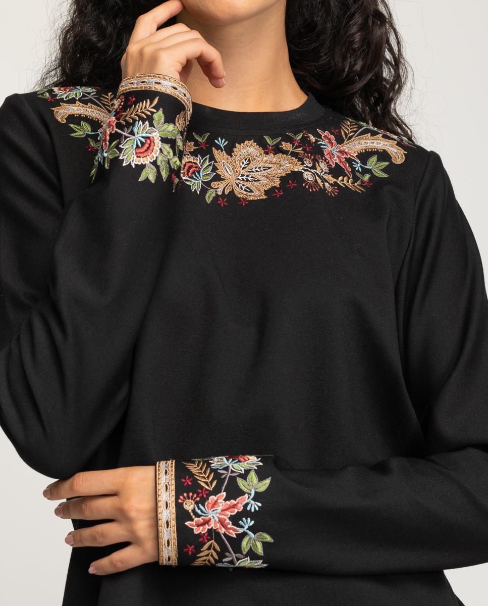 Imagen 0 de Camisa de mujer  con bordado en mangas y escote