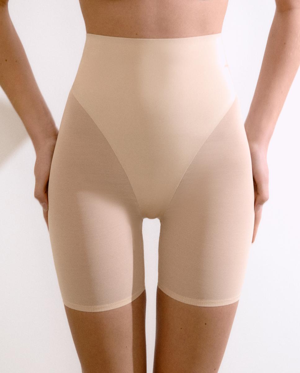 Imagen 0 de Reductor tipo ciclista con paneles frontal y posterior unidos con control de forma en color negro.