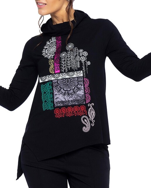 Imagen 0 de Top de mujer con cuello alto y bordado en delantero