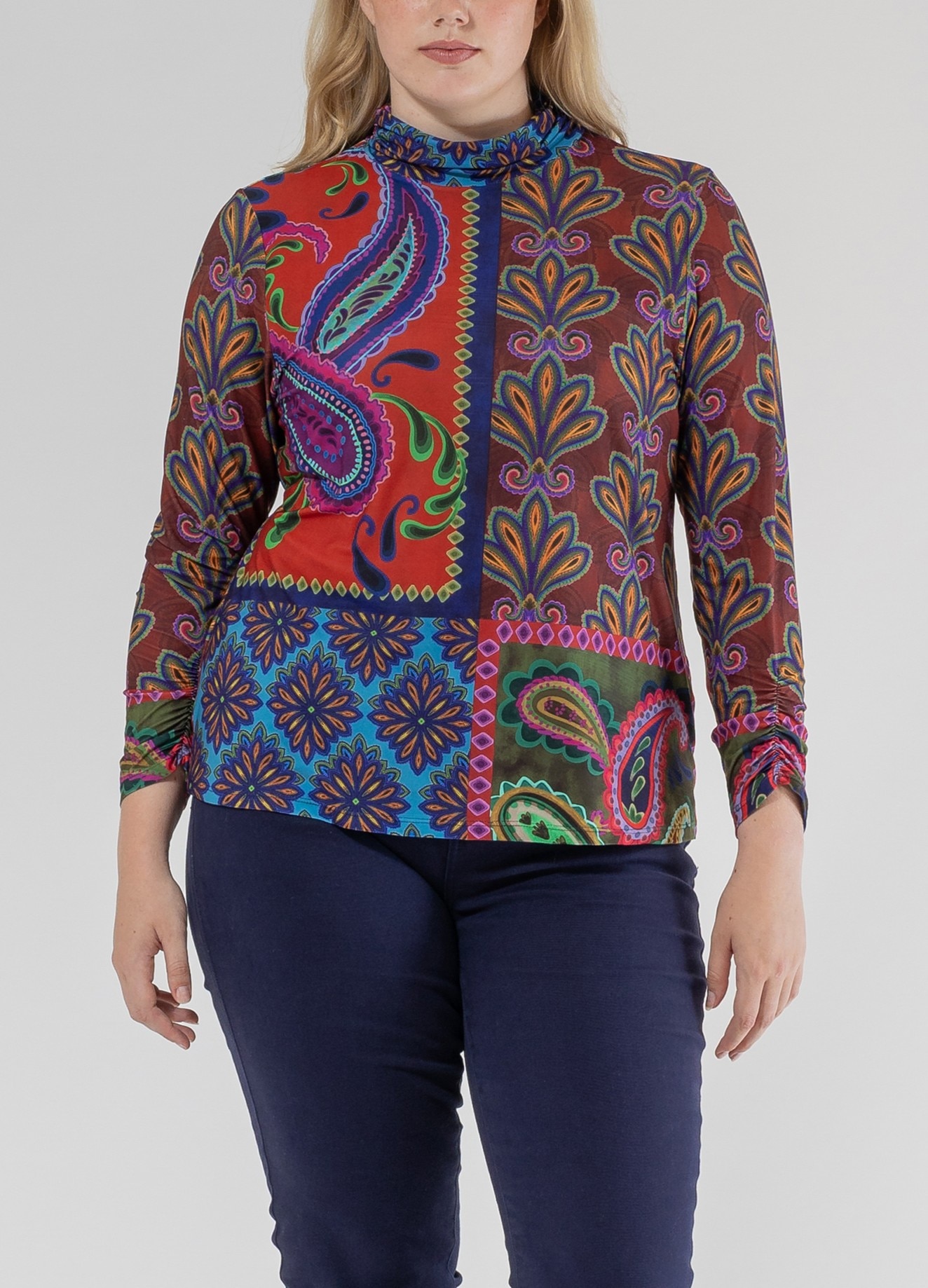 Imagen 0 de Camiseta de mujer cuello alto con frunce en cuello